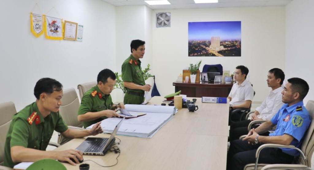 Phòng Cảnh sát PCCC&CNCH Công an tỉnh làm việc với Giám đốc Ban quản lý khu chung cư cao cấp T&T, số 1, Quang Trung, thành phố Vinh