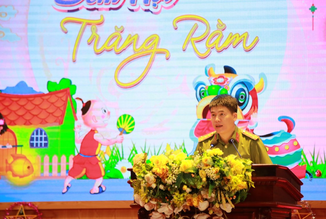 Đồng chí Đại tá Trần Hồng Quang, Phó Giám đốc Công an tỉnh gửi lời chúc chăm ngoan, học giỏi tới các cháu thiếu nhi