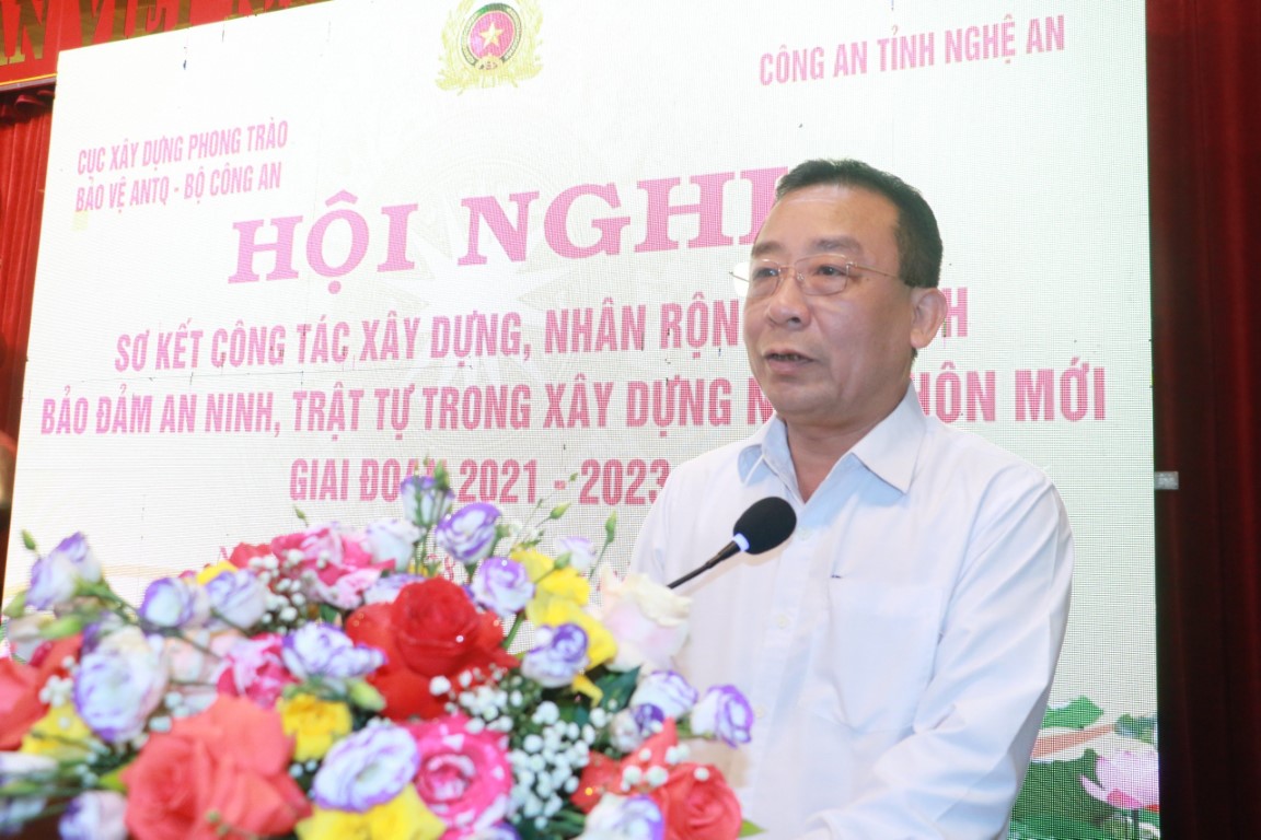 Đồng chí Phó Chủ tịch UBND tỉnh Nghệ An Nguyễn Văn Đệ phát biểu tại Hội nghị