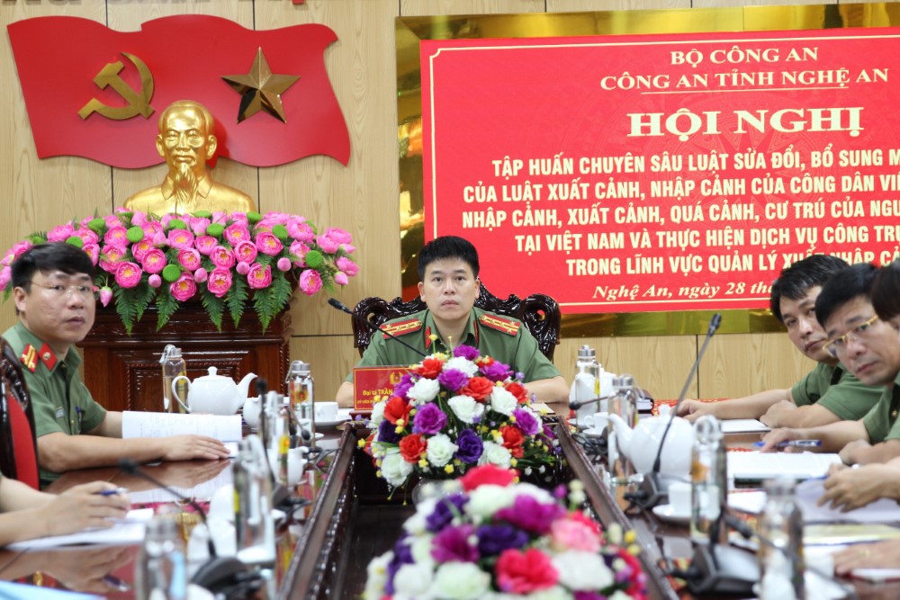 ​Đại tá Trần Hồng Quang, Phó Giám đốc Công an tỉnh chủ trì tại điểm cầuCông an Nghệ An ·