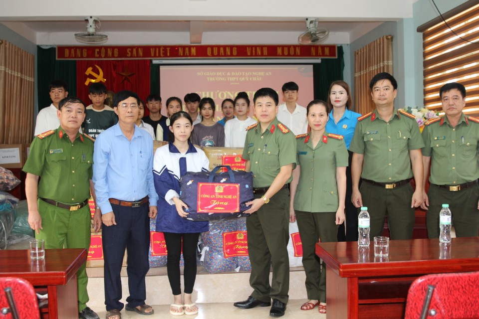 Trao tặng qua cho các em học sinh nội trú trường PTTH Quỳ Châu