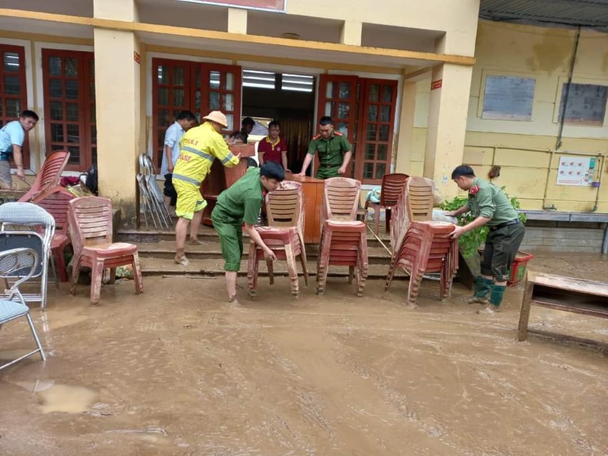 Lực lượng Công an hỗ trợ các trường học trên địa bàn huyện Quỳ Châu dọn dẹp sau đợt mưa lũ