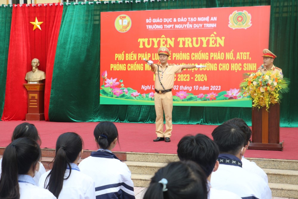 Tuyên truyền ATGT cho học sinh tại trường THPT Nguyễn Duy Trinh, Nghi Lộc