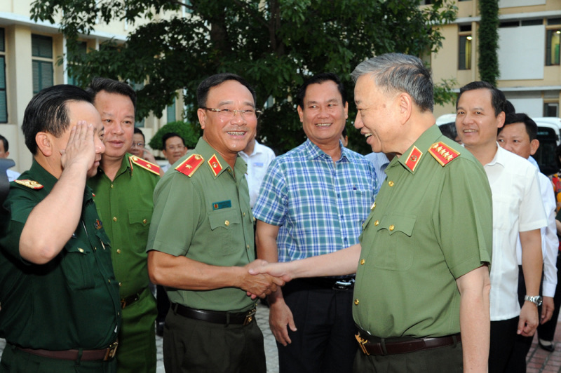Bộ trưởng Tô Lâm với các đại biểu, học viên Lớp bồi dưỡng kiến thức quốc phòng, an ninh đối tượng 1, Khóa 92.