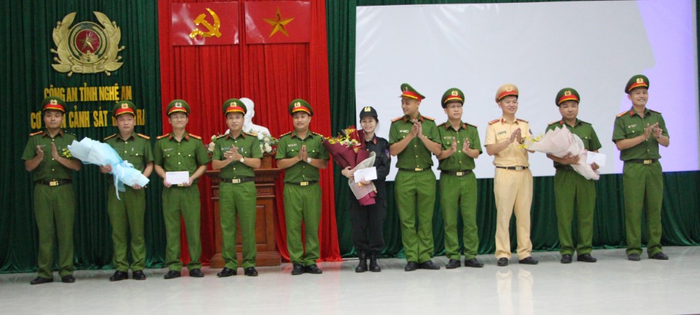 Đồng chí Đại tá Nguyễn Duy Thanh, Phó Giám đốc Công an tỉnh tặng hoa cho 3 đội thi.