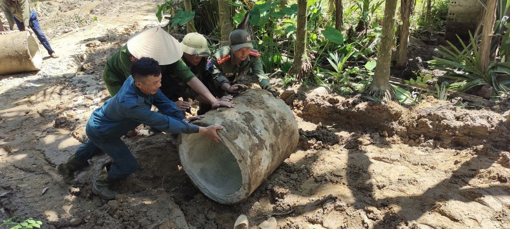 Công an huyện Quế Phong vận chuyển ống cống để thoát nước, tránh ngập úng cho bà Vi Thị Thảo (bản Na Cày, xã Tiền Phong)