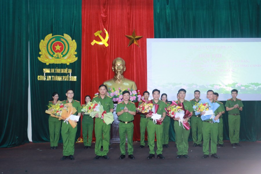 Đồng chí Đại tá Trần Ngọc Tuấn, Phó Giám đốc Công an tỉnh tặng hoa cho 05 đội thi