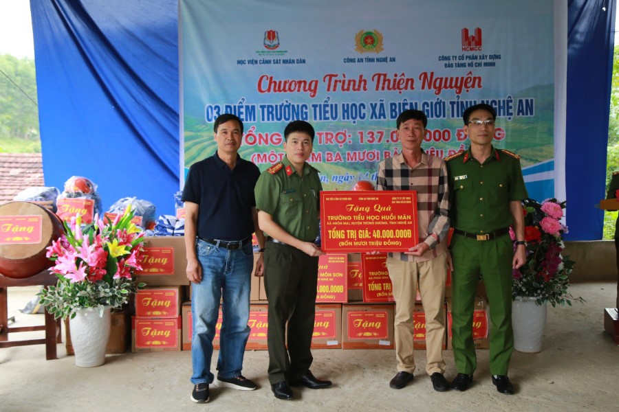 Trao quà tặng nhà trường và các em học sinh 03 trường tiểu học vùng biên giới Việt – Lào