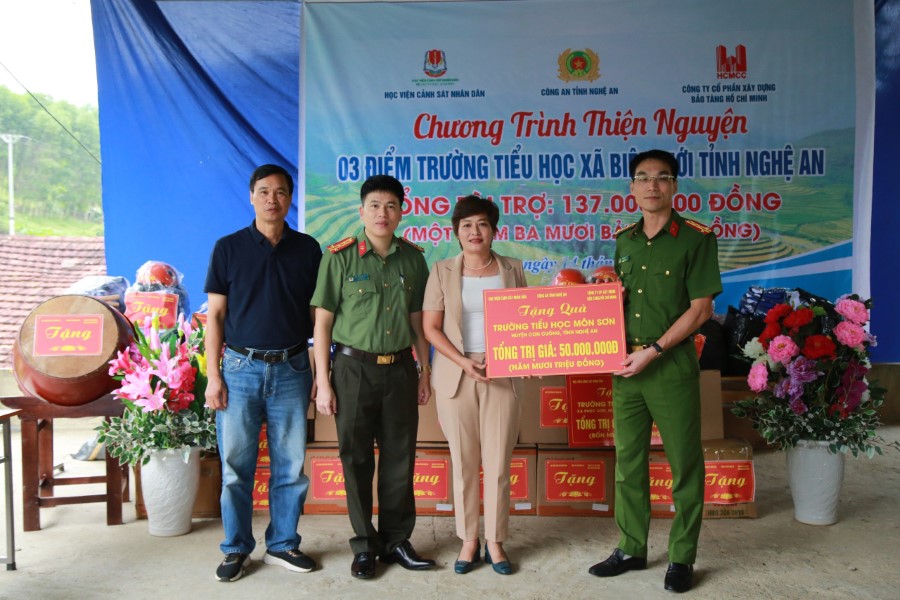 Trao quà tặng nhà trường và các em học sinh 03 trường tiểu học vùng biên giới Việt – Lào
