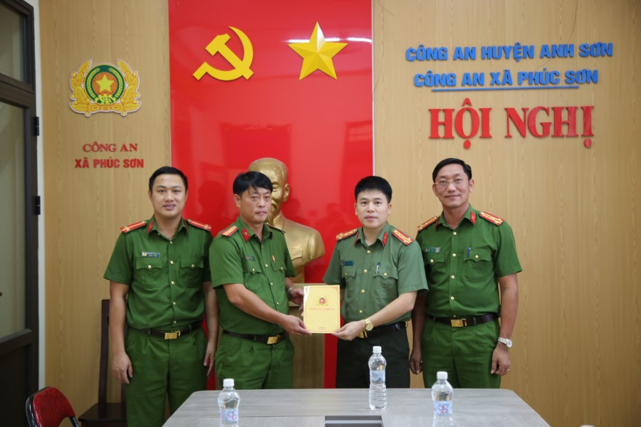 Đoàn công tác thăm, tặng quà Công an xã Phúc Sơn, huyện Anh Sơn
