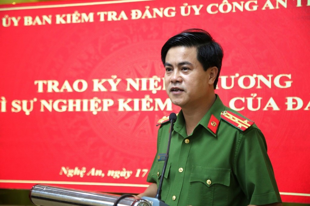 Đồng chí Đại tá Nguyễn Đức Hải, Phó Giám đốc Công an tỉnh ghi nhận, biểu dương những thành tích, sự cống hiến của các đồng chí trong công tác kiểm tra Đảng thời gian qua