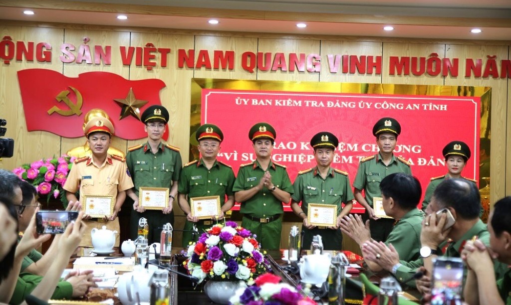 Đồng chí Đại tá Nguyễn Đức Hải, Phó Giám đốc Công an tỉnh trao Kỷ niệm chương “Vì sự nghiệp kiểm tra của Đảng” cho 12 đồng chí có thành tích đóng góp cho sự nghiệp kiểm tra của Đảng