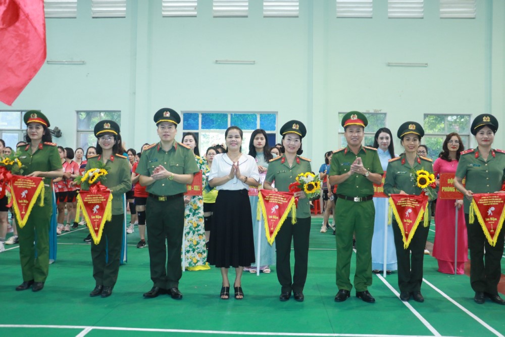 Các đồng chí Phó Giám đốc Công an tỉnh: Đại tá Trần Hồng Quang và Đại tá Nguyễn Duy Thanh tặng hoa và Cờ lưu niệm cho các đơn vị