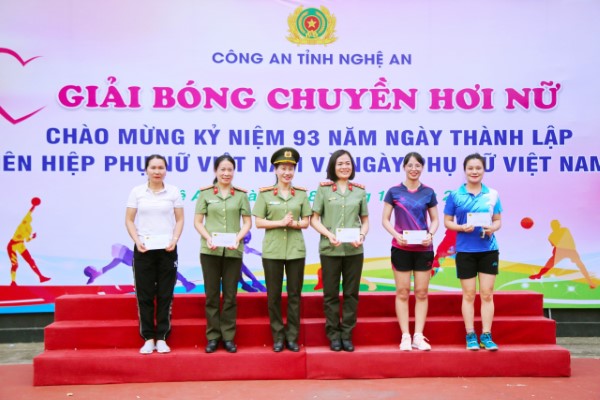 Đại diện Hội phụ nữ Công an tỉnh trao thưởng các tập thể, cá nhân xuất sắc 