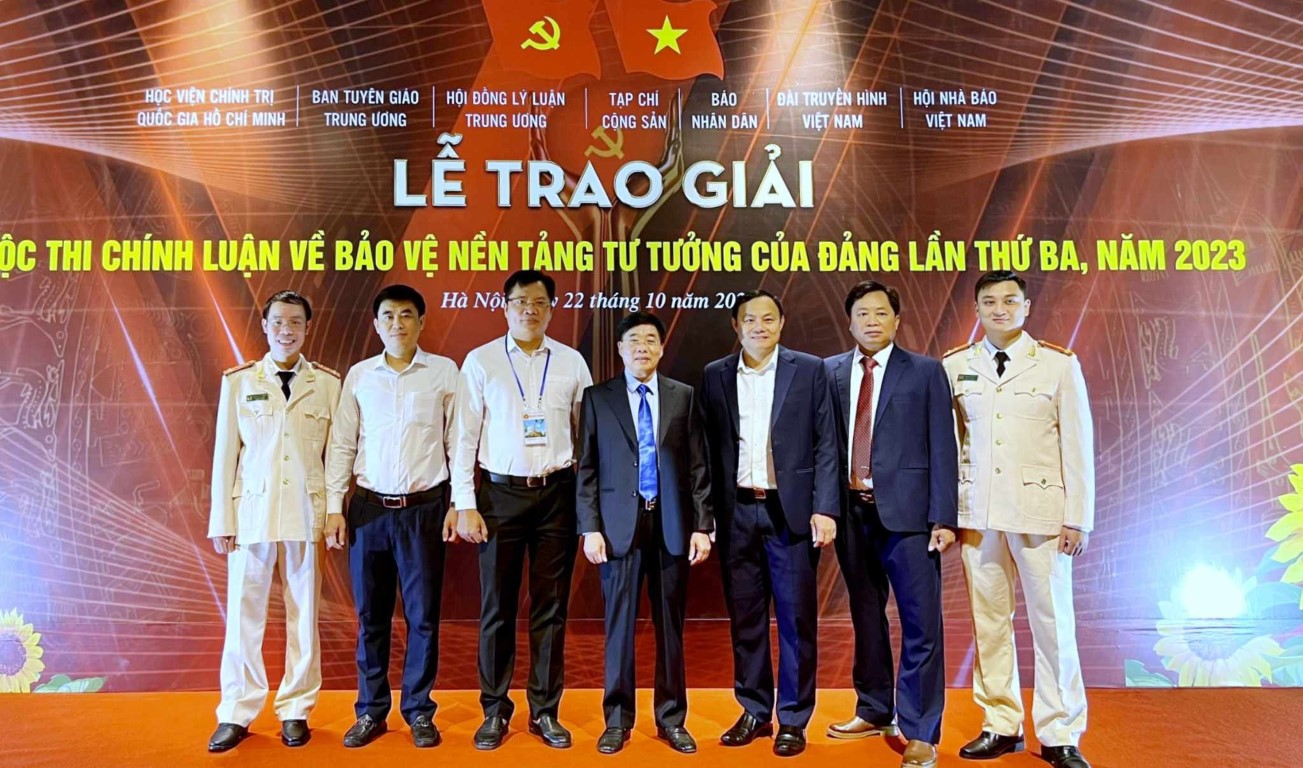 Đồng chí Nguyễn Văn Thông, Phó Bí thư Thường trực Tỉnh ủy Nghệ An, Lãnh đạo Ban Tuyên giáo Tỉnh uỷ chụp ảnh lưu niệm cùng các tác giả đạt giải