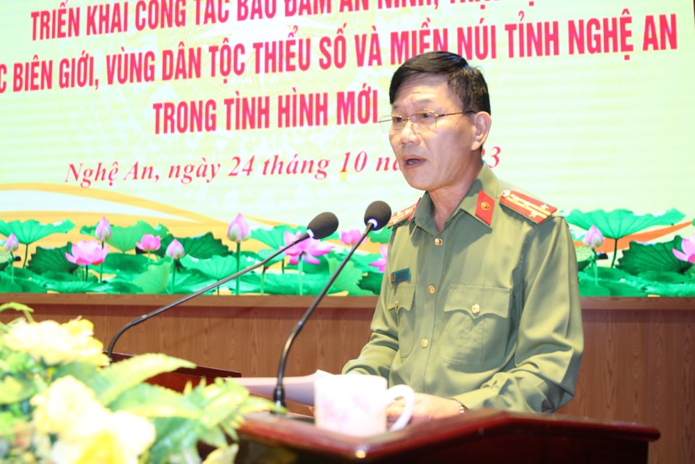 Đồng chí Đại tá Lê Văn Thái, Phó Giám đốc Công an tỉnh trình bày báo cáo kết quả công tác đảm bảo ANTT khu vực biên giới, vùng dân tộc thiểu số và miền núi tỉnh Nghệ An giai đoạn 2018 - 2023