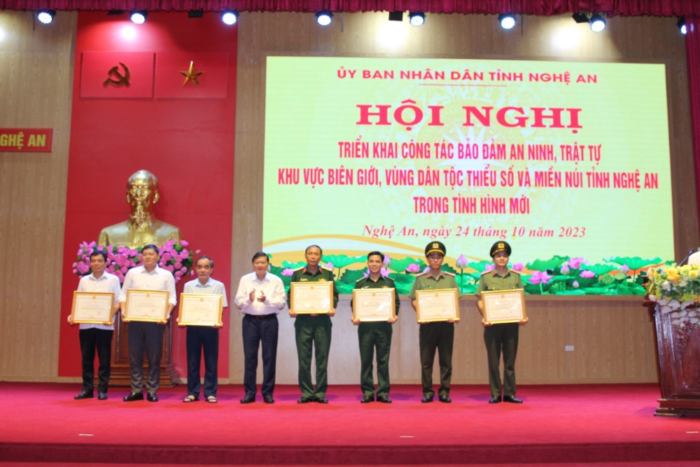 Đồng chí Lê Hồng Vinh trao Bằng khen của Chủ tịch UBND tỉnh tặng 08 tập thể và 09 cá nhân có thành tích xuất sắc trong công tác bảo đảm ANTT khu vực biên giới, vùng dân tộc thiểu số và miền núi tỉnh Nghệ An giai đoạn 2018 - 2023