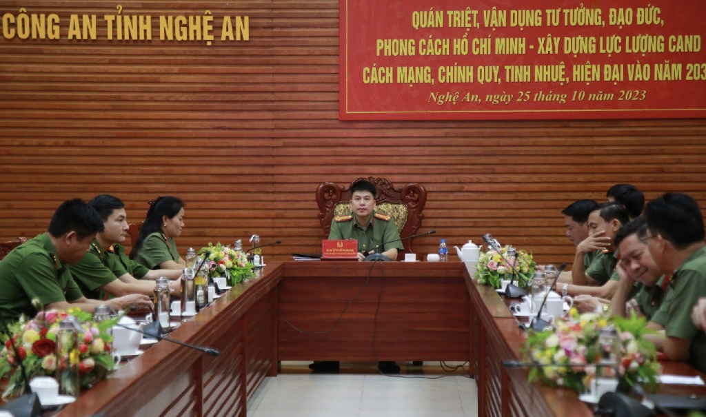 Đồng chí Đại tá Trần Hồng Quang, Phó Giám đốc Công an tỉnh chủ trì Hội thảo tại điểm cầu Công an Nghệ An