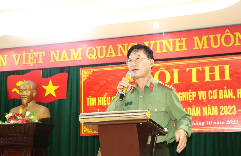 Đồng chí Đại tá Lê Văn Thái, Phó Giám đốc Công an tỉnh phát biểu khai mạc cuộc thi