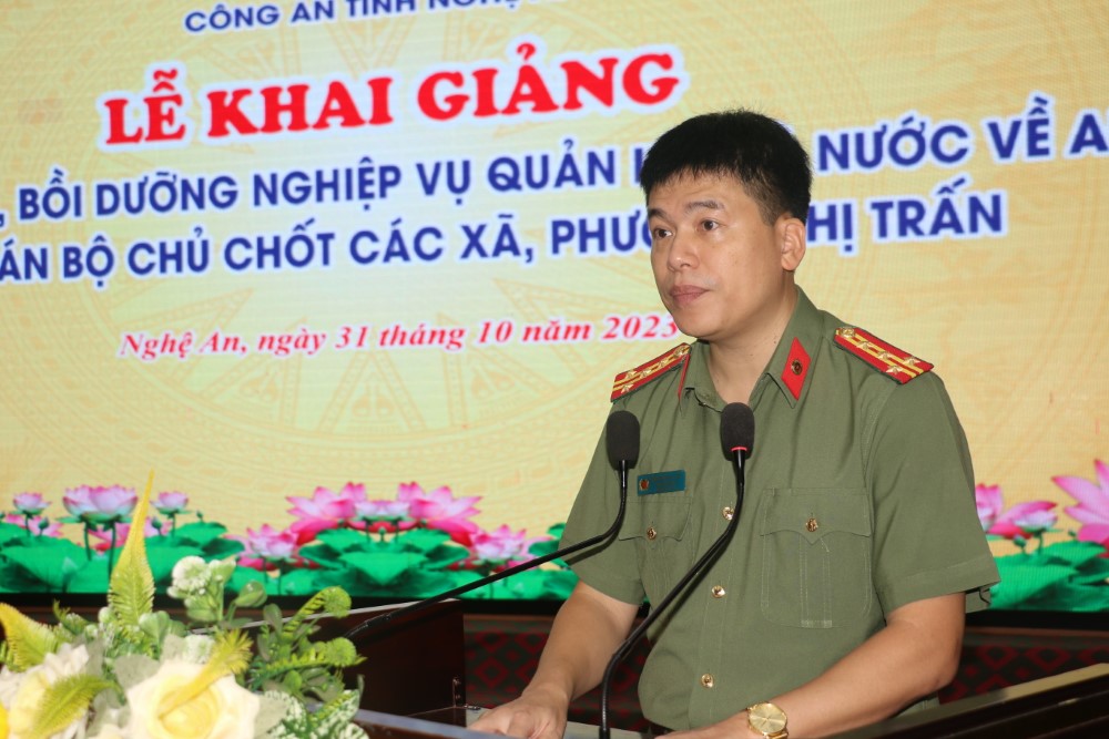 Đồng chí Đại tá Trần Hồng Quang - Phó Giám đốc Công an tỉnh phát biểu tại  buổi lễ khai giảng  