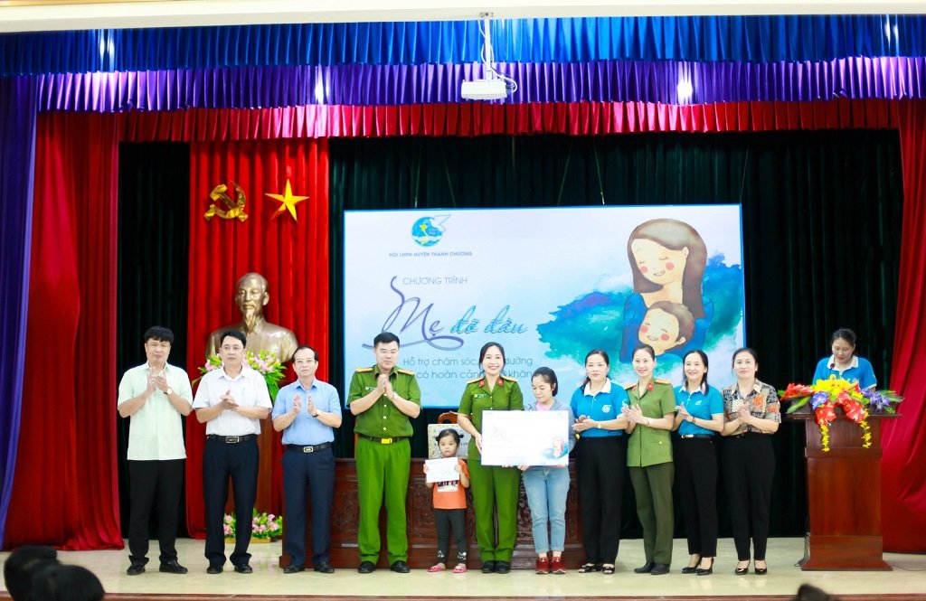 Hội Phụ nữ Phòng Cảnh sát QLHC về TTXH nhận đỡ đầu cháu Trịnh Hà Linh trong Chương trình “Mẹ đỡ đầu”