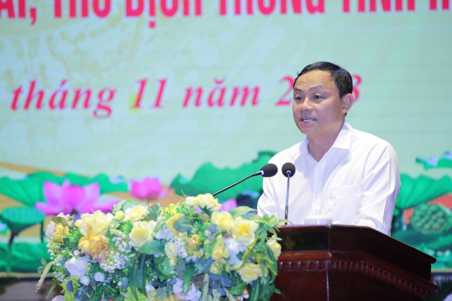 Đồng chí Phạm Ngọc Cảnh, Phó Trưởng ban Tuyên giáo Tỉnh ủy trình bày báo cáo tóm tắt kết quả 05 năm tỉnh Nghệ An thực hiện Nghị quyết số 35-NQ/TW của Bộ Chính trị