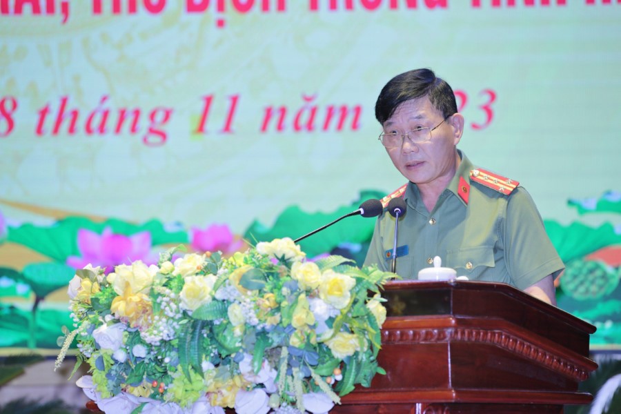 Đồng chí Đại tá Lê Văn Thái, Phó Giám đốc Công an tỉnh trình bày tham luận tại Hội nghị