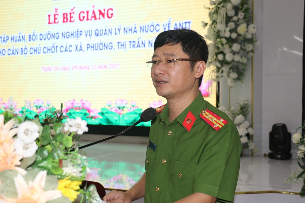 Đồng chí Đại tá Trần Ngọc Tuấn, Phó Giám đốc Công an tỉnh phát biểu tại lễ bế giảng