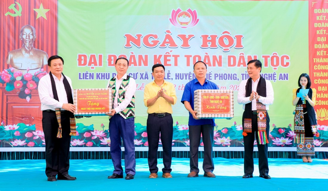 Đồng chí Nguyễn Xuân Thắng và đồng chí Thái Thanh Quý trao quà cho đại diện liên khu dân cư xã Tri Lễ và khu dân cư bản Liên Hợp
