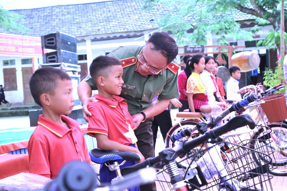 Đồng chí Thiếu tướng Phạm Thế Tùng, Giám đốc Công an tỉnh trao tặng xe đạp cho học sinh
