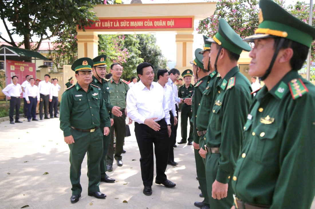 Đồng chí Nguyễn Xuân Thắng cùng các đồng chí trong đoàn công tác thăm cán bộ, chiến sĩ Đồn Biên phòng Tri Lễ