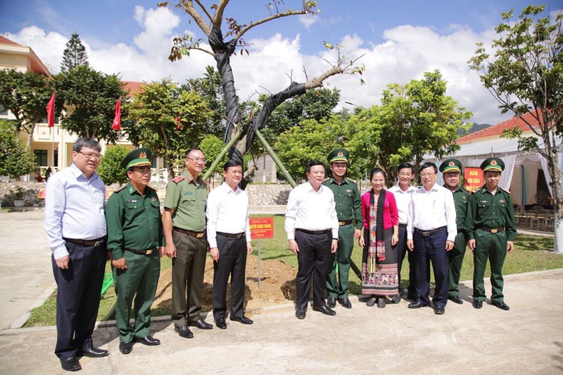Đồng chí Nguyễn Xuân Thắng cùng các đồng chí trong đoàn công tác trồng cây lưu niệm ở Đồn Biên phòng Tri Lễ