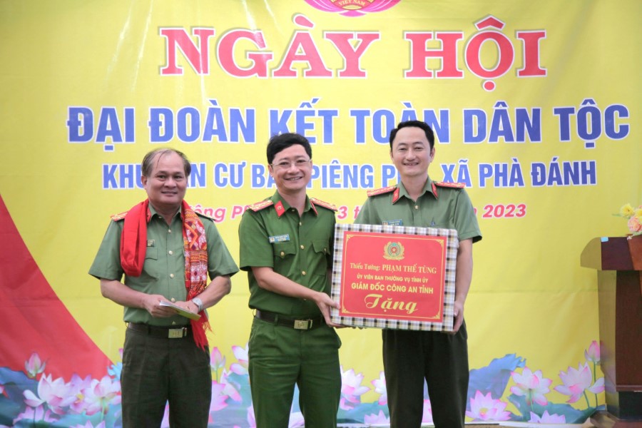 Đồng chí Đại tá Trần Ngọc Tuấn, Phó Giám đốc Công an tỉnh tặng quà Công an xã Phà Đánh
