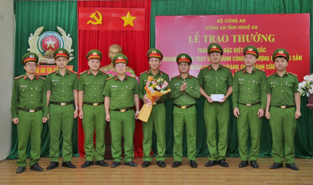 Đồng chí Đại tá Nguyễn Đức Hải, Phó Giám đốc Công an tỉnh trao thưởng Công an huyện Nghi Lộc