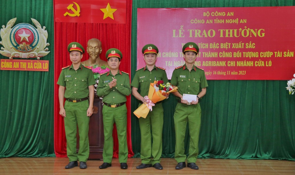 Đồng chí Đại tá Nguyễn Đức Hải, Phó Giám đốc Công an tỉnh trao thưởng Công an phường Trường Thi, TP Vinh