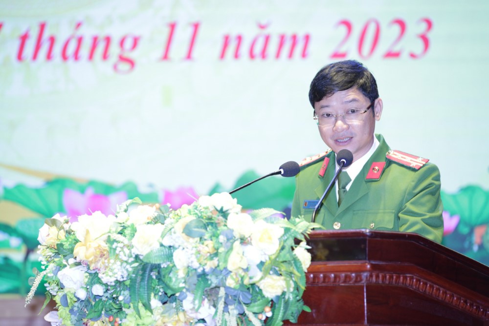 Đồng chí Đại tá Trần Ngọc Tuấn, Phó Giám đốc Công an tỉnh trình bày báo cáo tự đánh giá, xếp loại chất lượng của tập thể đơn vị Công an tỉnh Nghệ An