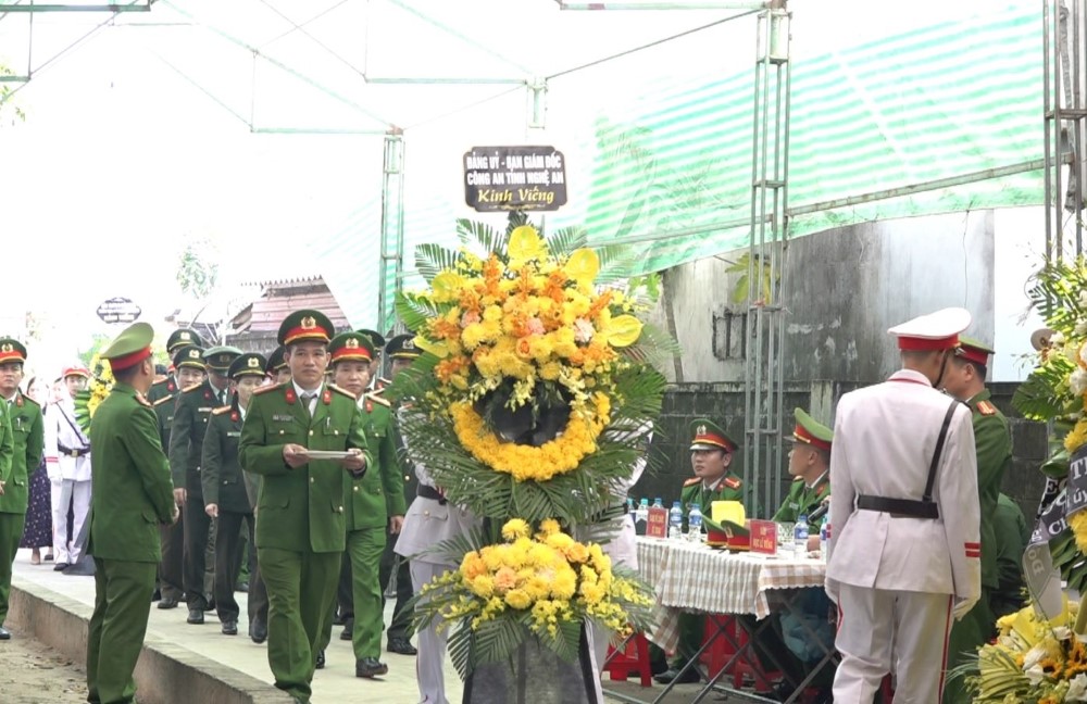 Đoàn công tác Công an tỉnh Nghệ An viếng đồng chí Đại úy Trần Trung Hiếu