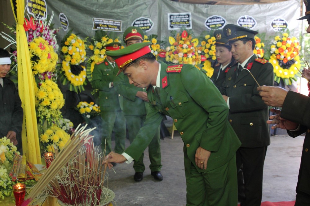  Đại tá Nguyễn Duy Thanh, Phó Giám đốc Công an tỉnh thắp hương kính viếng