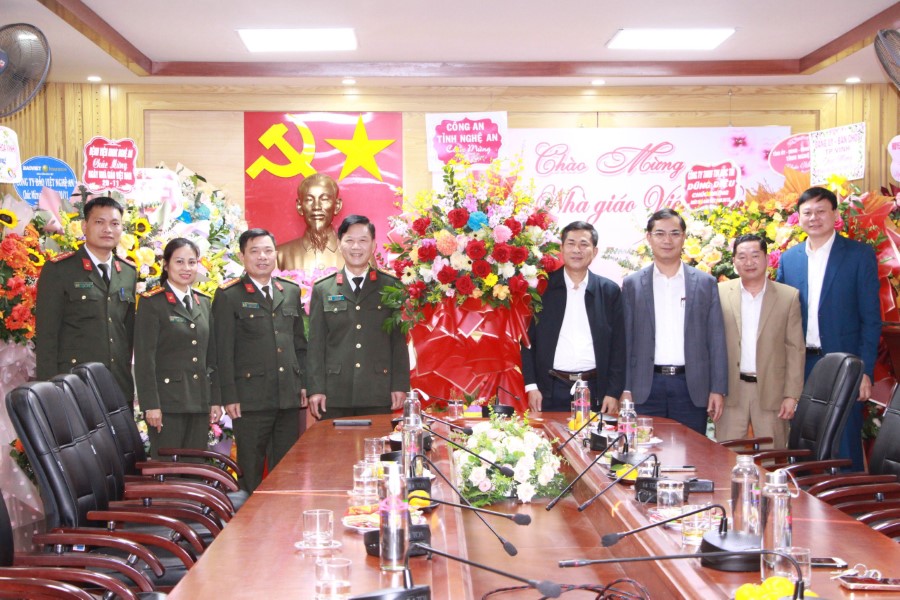 Đại tá Lê Văn Thái, Phó Giám đốc Công an tỉnh tặng hoa chúc mừng Sở Giáo dục và đào tạo