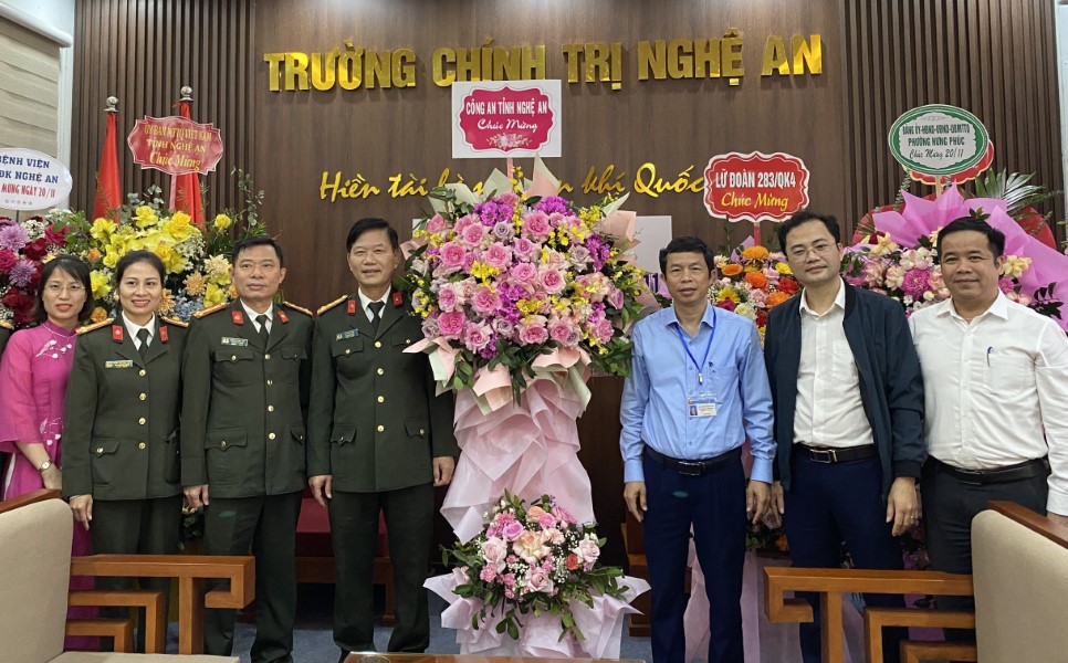 Đại tá Lê Văn Thái, Phó Giám đốc Công an tỉnh tặng hoa chúc mừng  Trường Chính trị tỉnh Nghệ An. 