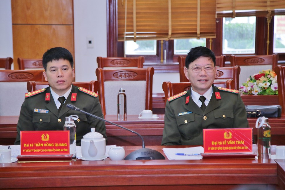 Các đồng chí Phó Giám đốc Công an tỉnh: Đại tá Lê Văn Thái và Đại tá Trần Hồng Quang tại Hội nghị