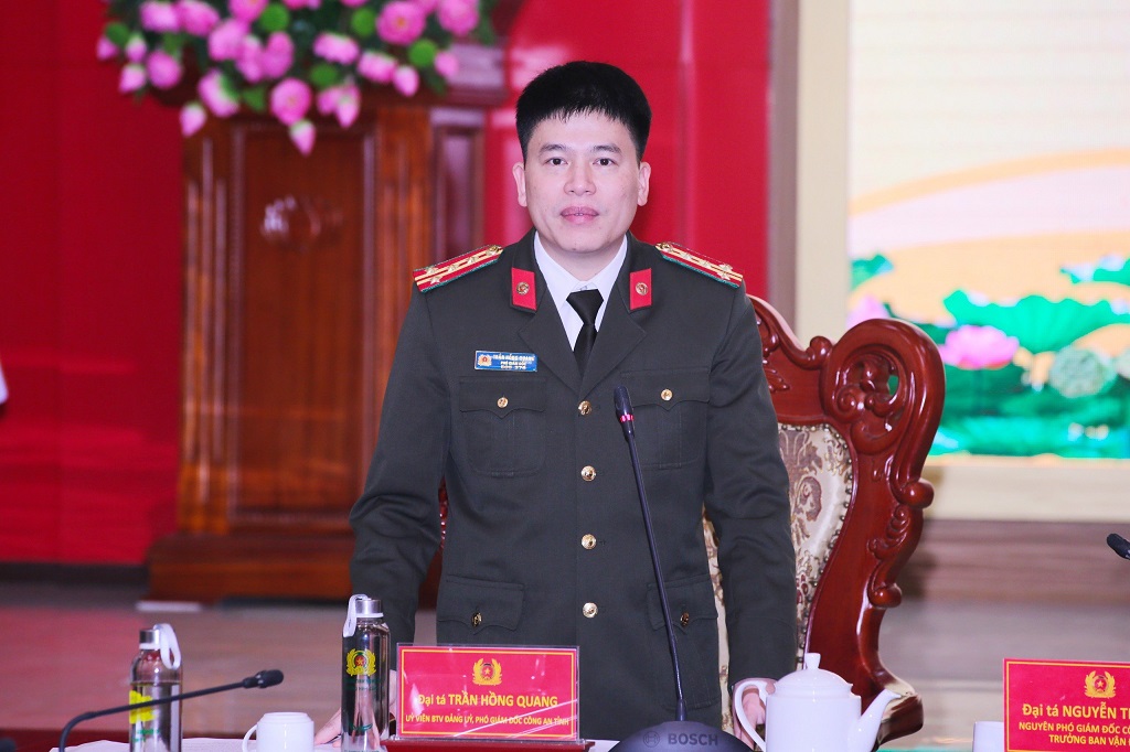 Đồng chí Đại tá Trần Hồng Quang, Phó Giám đốc Công an tỉnh phát biểu tại Hội nghị
