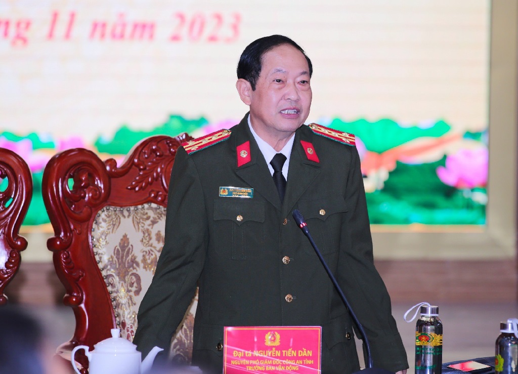 Đồng chí Đại tá Nguyễn Tiến Dần, nguyên Phó Giám đốc Công an tỉnh, Trưởng Ban vận động thành lập Hội Cựu CAND tỉnh Nghệ An phát biểu tại Hội nghị