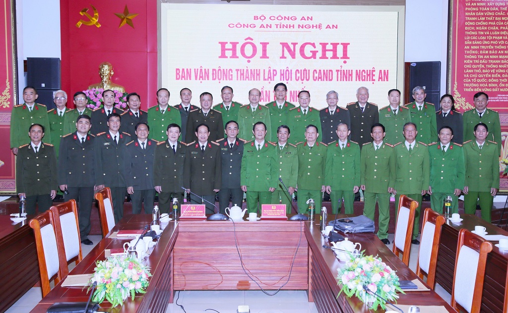 Các thành viên Ban vận động thành lập Hội Cựu CAND tỉnh Nghệ An chụp ảnh lưu niệm