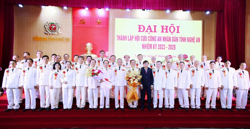 Đồng chí Thượng tướng Lê Quý Vương và đồng chí Lê Hồng Vinh tặng hoa chúc mừng Ban Chấp hành Hội Cựu Công an nhân dân tỉnh Nghệ An, nhiệm kỳ 2023 – 2028