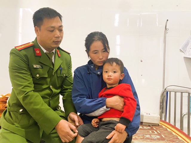 Công an phường Quỳnh Xuân thăm hỏi gia đình và cháu Đoàn Phúc An