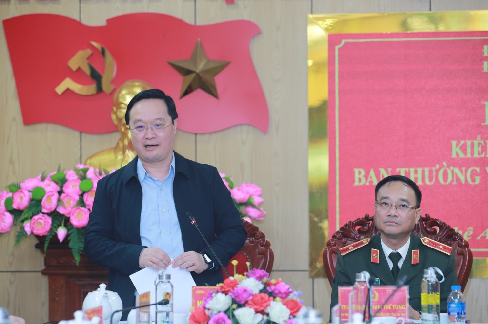 Đồng chí Nguyễn Đức Trung, Phó Bí thư Tỉnh ủy, Chủ tịch UBND tỉnh phát biểu tại Hội nghị