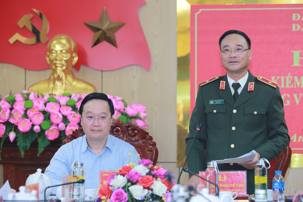 Đồng chí Thiếu tướng Phạm Thế Tùng, Bí thư Đảng ủy, Giám đốc Công an tỉnh phát biểu tại Hội nghị
