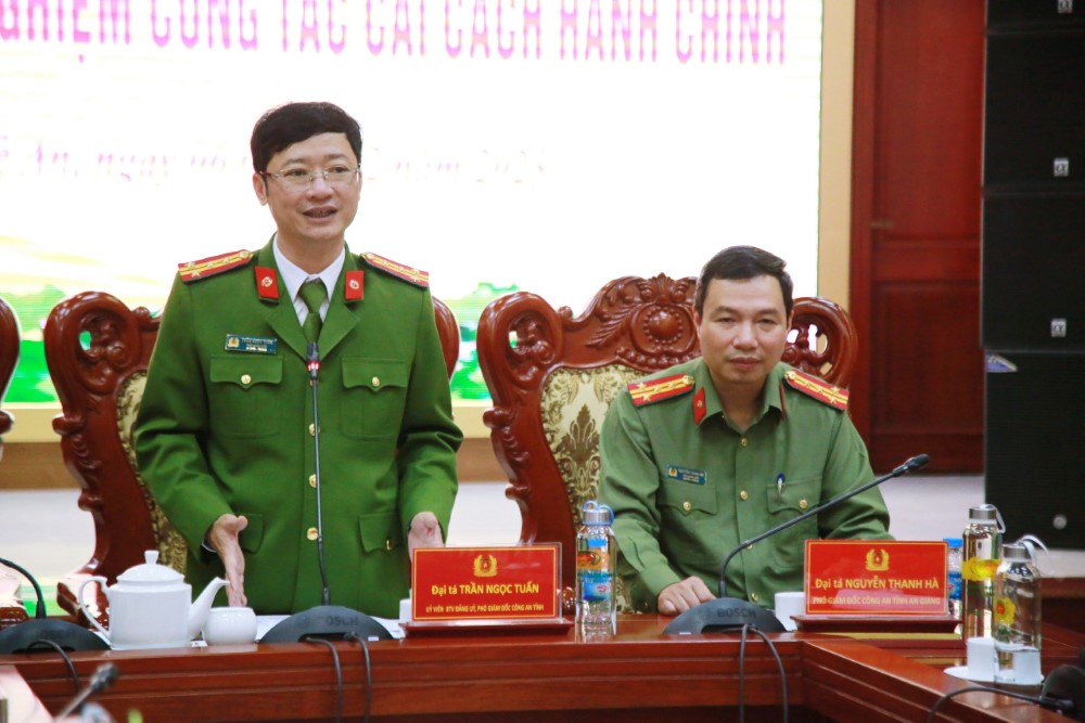 Đồng chí Đại tá Trần Ngọc Tuấn, Phó Giám đốc Công an tỉnh Nghệ An phát biểu tại Hội nghị