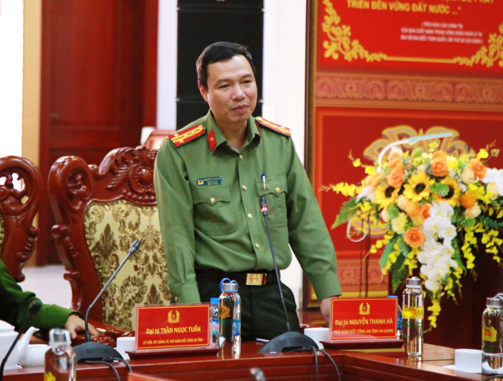 Đồng chí Đại tá Nguyễn Thanh Hà, Phó Giám đốc Công an tỉnh An Giang phát biểu tại Hội nghị
